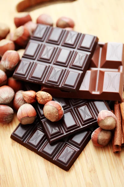 Close Cokelat Dengan Hazelnut Dan Kayu Manis Makanan Manis — Stok Foto