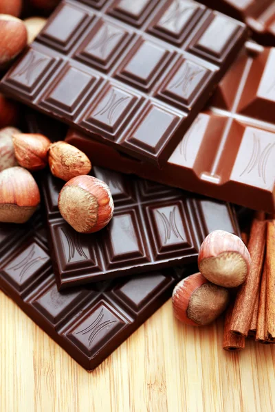 Chocolate com avelãs e canela — Fotografia de Stock
