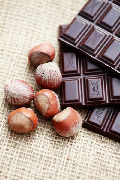 Lähikuvia Suklaasta Hasselpähkinöiden Kanssa Makeaa Ruokaa — kuvapankkivalokuva