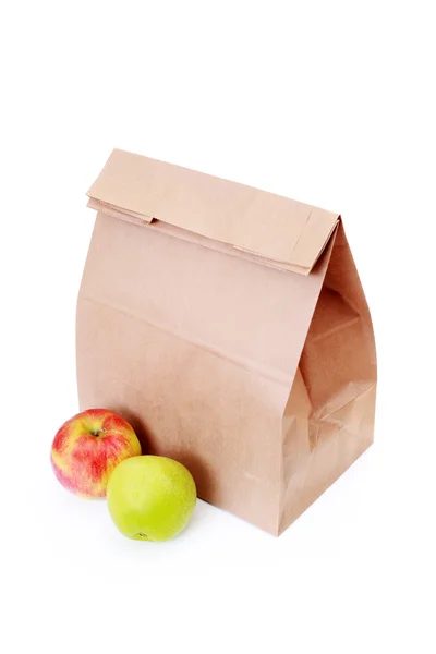 午餐袋与新鲜的苹果上白 食物和饮料 — 图库照片