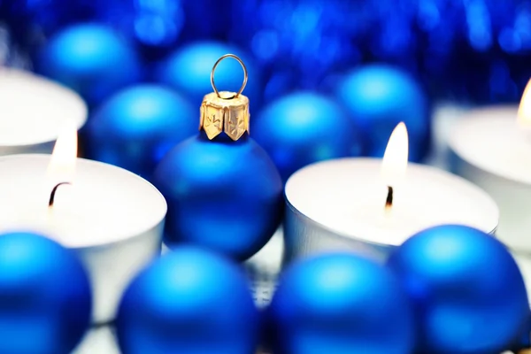 特写镜头的圣诞球和蜡烛 圣诞时间 — 图库照片