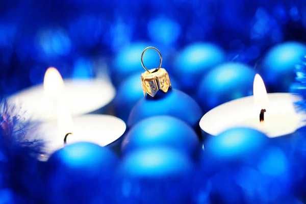 特写镜头的圣诞球和蜡烛 圣诞时间 — 图库照片