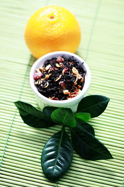 ボウル 新鮮なフルーツとタンジェリンお茶のお茶の時間 — ストック写真