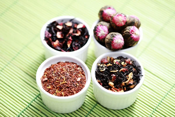 Çeşitli Çay Yaprakları Fincan Çay Saati — Stok fotoğraf