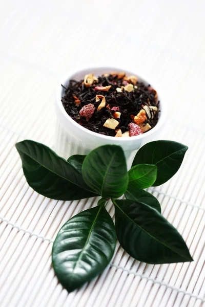 Μπολ Μανταρίνι Τσάι Φρέσκα Φύλλα Χρόνος Τσαγιού — Φωτογραφία Αρχείου