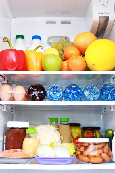 Buzdolabı Tam Olarak Sağlıklı Yeme Yiyecek Içecek — Stok fotoğraf