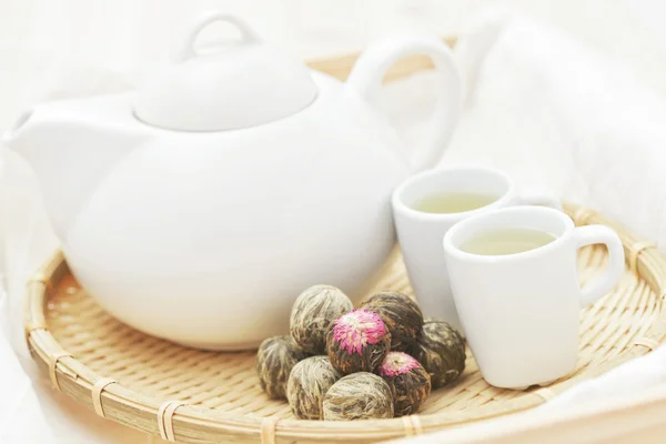 茶壶和杯绿茶 茶时间 — 图库照片