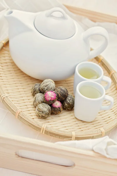 茶壶和杯绿茶 茶时间 — 图库照片