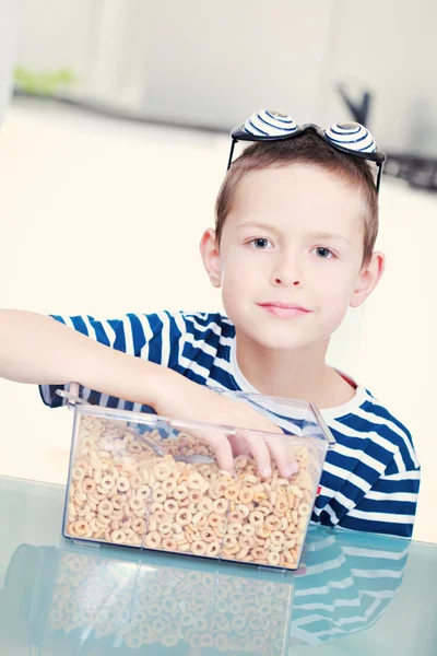 Comer cereales — Foto de Stock