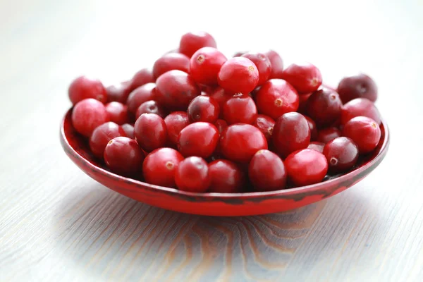 碗的新鲜蔓越莓 水果和蔬菜 — 图库照片