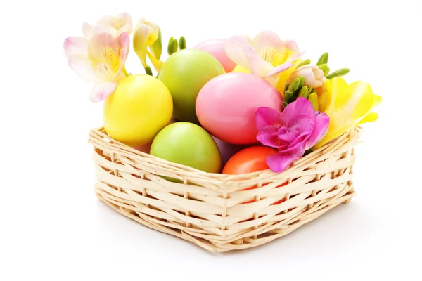 复活节彩蛋用鲜花 食物和饮料 — 图库照片