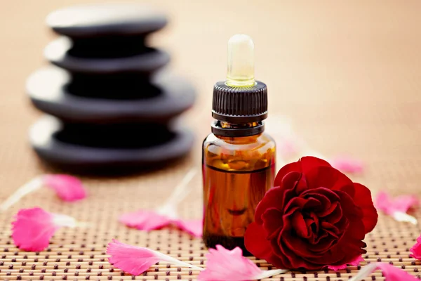 Flasche Ätherisches Blütenöl Mit Frischen Nelkenblüten Schönheitsbehandlung — Stockfoto