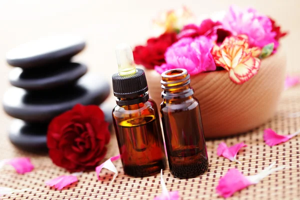Bottle Flower Essential Oil Fresh Carnation Flowers Beauty Treatment — Stock Photo, Image
