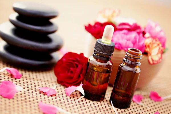 Flasche Ätherisches Blütenöl Mit Frischen Nelkenblüten Schönheitsbehandlung — Stockfoto