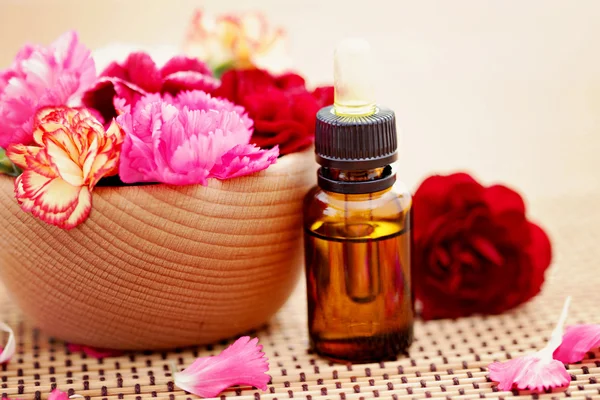 Botella Aceite Esencial Flor Con Flores Clavel Fresco Tratamiento Belleza —  Fotos de Stock