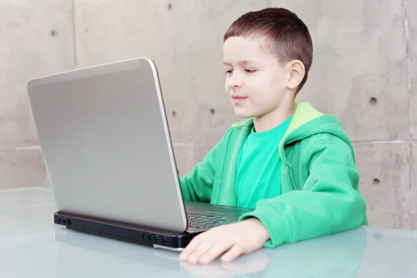 Skolpojke med laptop — Stockfoto
