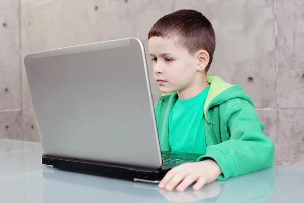 Skolpojke med laptop — Stockfoto