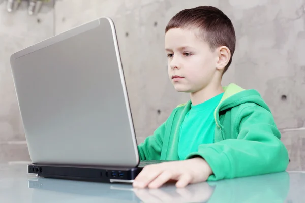 Schooljongen met laptop — Stockfoto