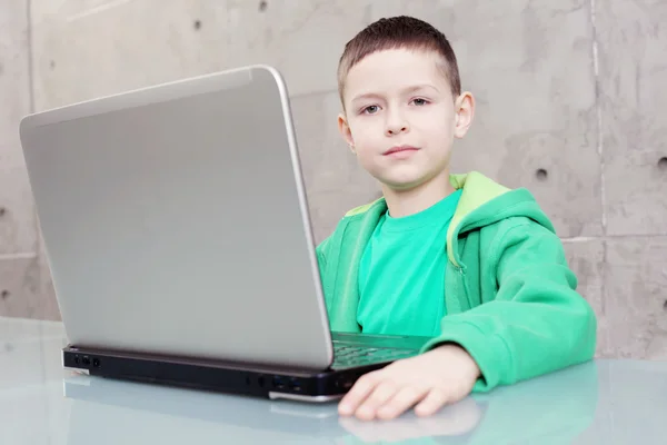 Schooljongen met laptop — Stockfoto