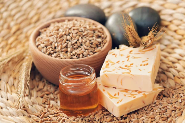 Mýdlo med a pšenice — Stock fotografie