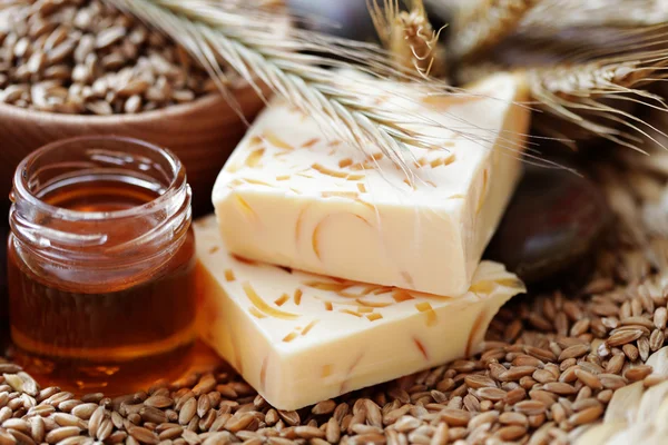 Мёд и пшеничное мыло — стоковое фото