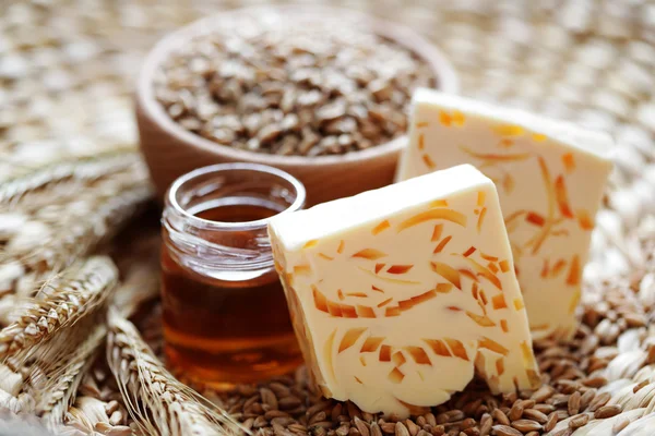 Мёд и пшеничное мыло — стоковое фото