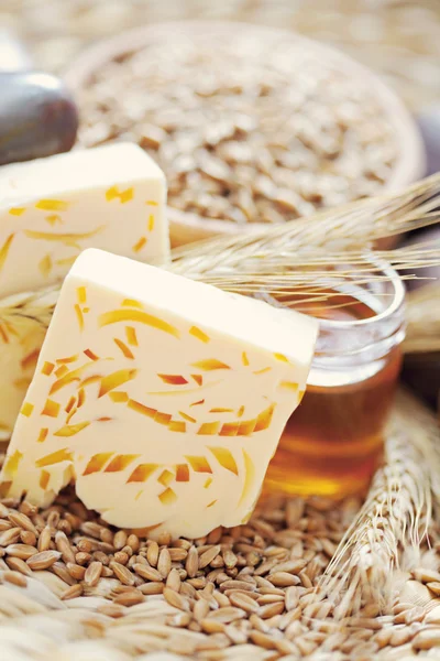 Honing en tarwe zeep — Stockfoto