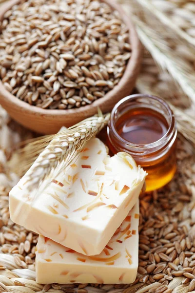 Honing en tarwe zeep — Stockfoto