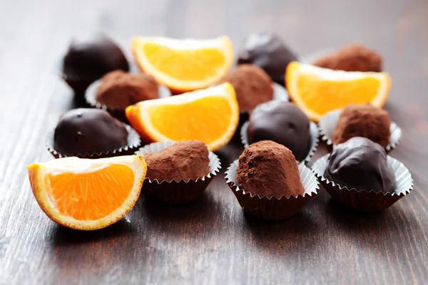 Шоколадные и апельсиновые пралине — стоковое фото