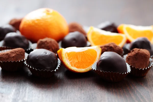 Шоколадные и апельсиновые пралине — стоковое фото