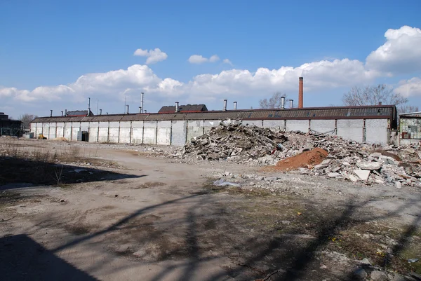 Заброшенный промышленный склад — стоковое фото