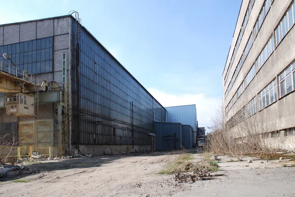 Заброшенный промышленный склад — стоковое фото