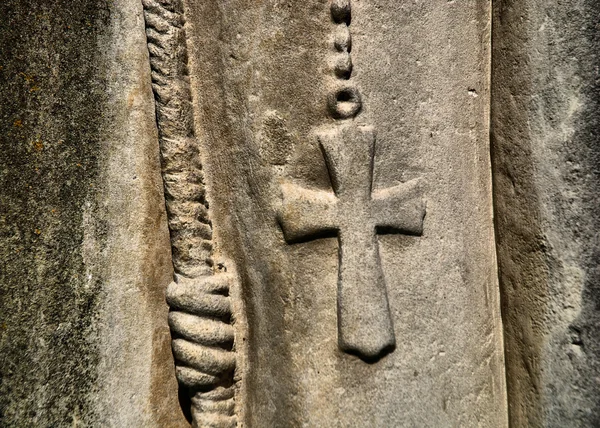 Крест на текстурной стене — стоковое фото
