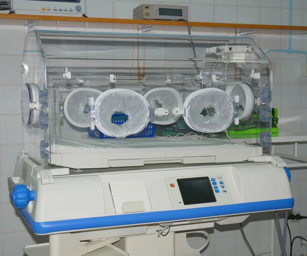在医院中的孵化器 — 图库照片