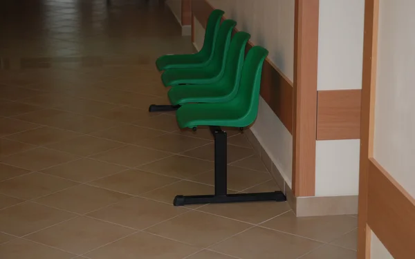 Коридор со стульями в больнице — стоковое фото