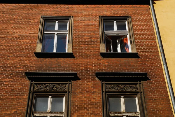 Stary dom w Kraków, okna i balkon — Zdjęcie stockowe