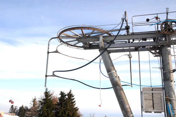驱动轮的滑雪缆车 — 图库照片