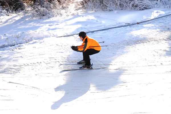 Yamaçta kayak yapan bir adam — Stok fotoğraf