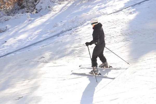 Man skiën op een helling — Stockfoto