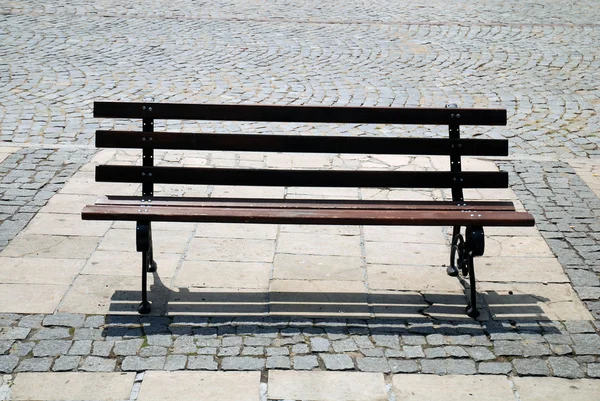 Пустая скамейка — стоковое фото
