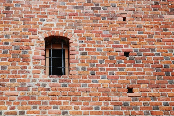 Okno středověké budovy — Stock fotografie
