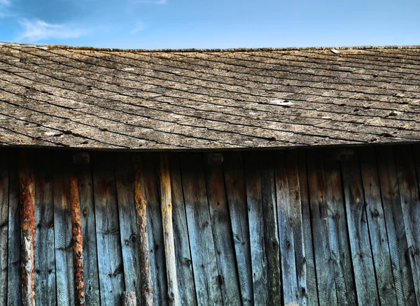 Заброшенный разрушенный деревянный дом — стоковое фото