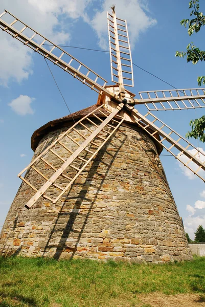 Antiguo molino de viento — Foto de Stock