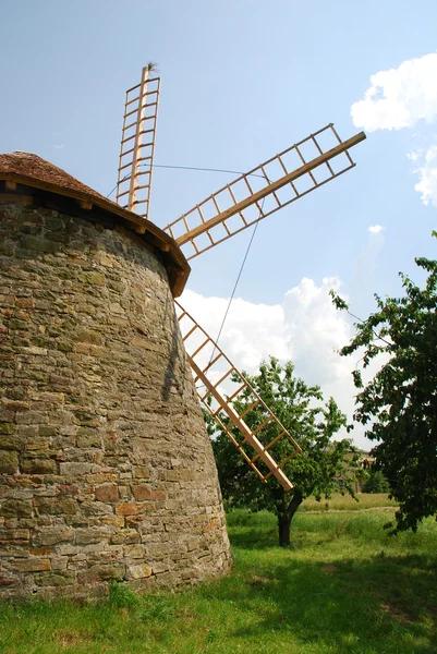 Gammal väderkvarn — Stockfoto