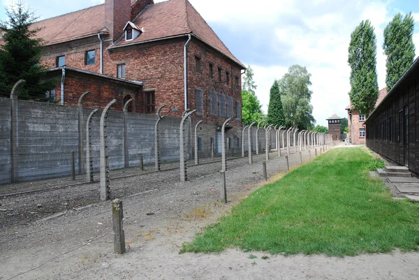 Auschwitz birkenau koncentrációs tábor휴대 전화 및 그를 위해 부 대 — 스톡 사진
