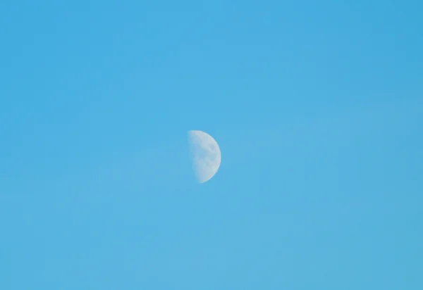 Luna en un cielo azul — Foto de Stock
