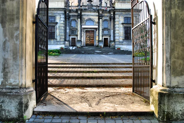 Escalier et portail anciens — Photo