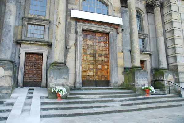 De ingang van de kerk — Stockfoto