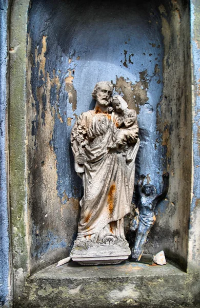 Estátua velha no cemitério — Fotografia de Stock