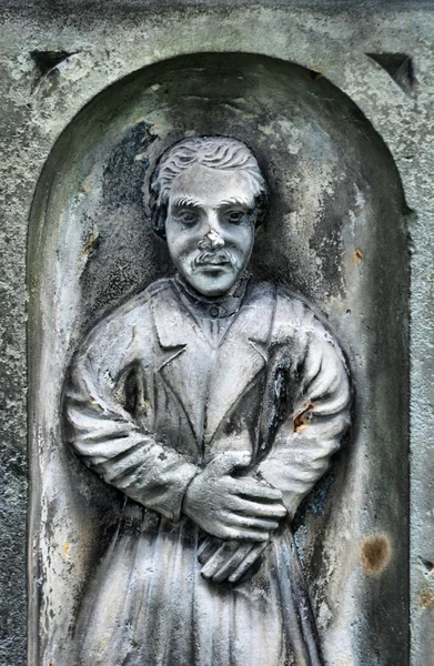 Antigua estatua en el cementerio — Foto de Stock